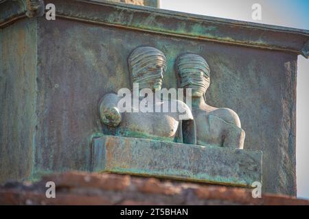 Français : Statue du Centaure, Forum de Pompéi, Igor Mitorraj Italiano : Statua di Centauro, Foro di Pompei, Igor Mitorraj Banque D'Images