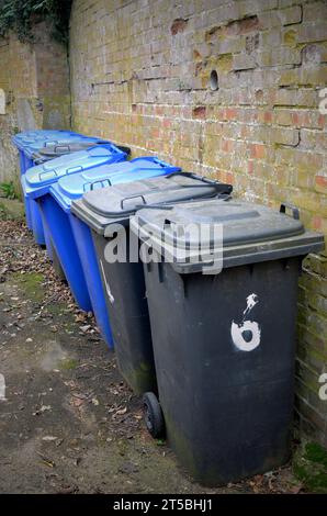 poubelles à roues dans la ruelle arrière bungay suffolk angleterre Banque D'Images