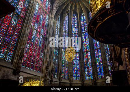 Der Aachener Dom, auch Hoher Dom zu Aachen, Aachener Münster oder Aachener Marienkirche, ist die Bischofskirche des Bistums Aachen und das bedeutendste Wahrzeichen der Stadt Aachen. Aix-la-Chapelle *** Cathédrale d'Aix-la-Chapelle, également connue sous le nom Cathédrale d'Aix-la-Chapelle, Minster d'Aix-la-Chapelle ou rue d'Aix-la-Chapelle Église de Marys, est l'église épiscopale du diocèse d'Aix-la-Chapelle et le point de repère le plus important de la ville d'Aix-la-Chapelle Banque D'Images