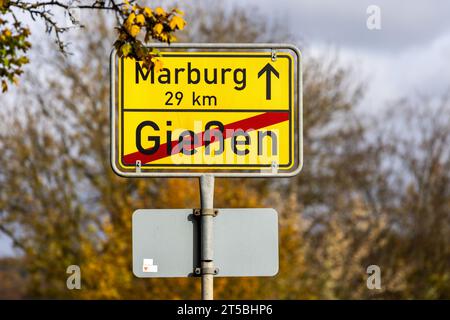 PRODUCTION - 03 novembre 2023, Hesse, Gießen : panneau de sortie pour la ville universitaire de Giessen à Marburger Straße. Photo : Christian Lademann/dpa Banque D'Images