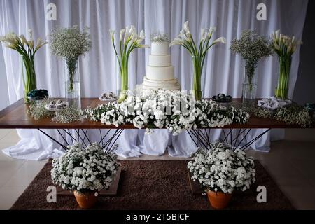 table de mariage - élégante table blanche avec gâteau et fleurs décorées pour la fête de mariage Banque D'Images