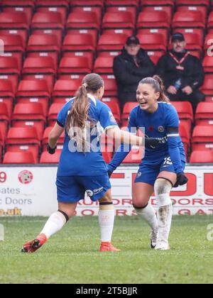 Walsall, Royaume-Uni. 04 novembre 2023. Walsall, Angleterre, 4 novembre 2023 : Fran Kirby (14 Chelsea) marque le deuxième but de Chelsea lors du match de Barclays FA Womens Super League entre Aston Villa et Chelsea au Poundland Bescot Stadium à Walsall, Angleterre (Natalie Mincher/SPP) crédit : SPP Sport Press photo. /Alamy Live News Banque D'Images