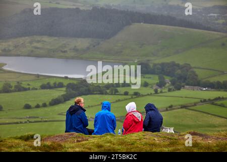 Promeneurs sur la passerelle escarpée qui monte sur Pendle Hill à l'est du Lancashire, en Angleterre, son sommet est à 557 mètres au-dessus du niveau de la mer. Banque D'Images