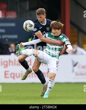Kyogo Furuhashi (à gauche) du Celtic et Gwion Edwards du comté de Ross