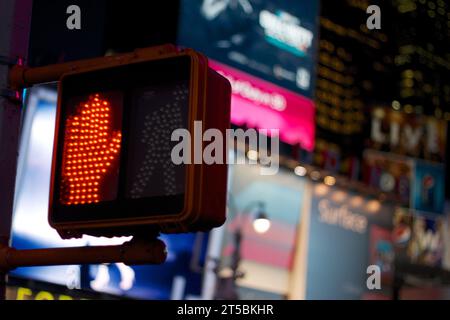 Une photo de haute qualité d'un feu rouge pour piétons à New York. La photo capture le feu de circulation emblématique et son sett urbain animé Banque D'Images