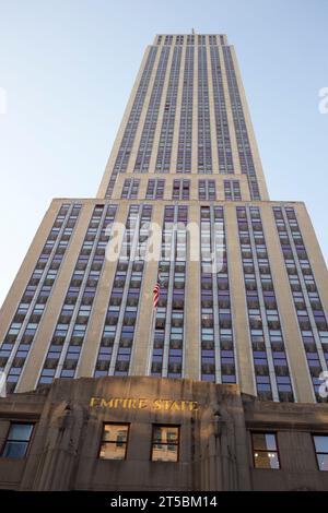 Une superbe photo de l'Empire State Building, l'un des monuments les plus emblématiques de New York. La photo capture l'emblématique art déco d Banque D'Images