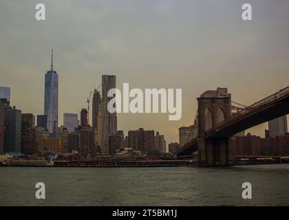 Une superbe photo de l'emblématique pont de Brooklyn, l'une des destinations touristiques les plus populaires de New York. La photo capture la grace du pont Banque D'Images