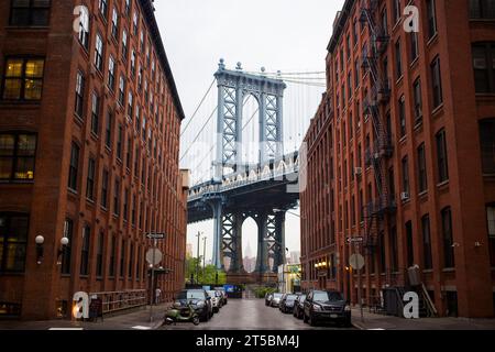 Une superbe photo de l'emblématique pont de Brooklyn, l'une des destinations touristiques les plus populaires de New York. La photo capture la grace du pont Banque D'Images