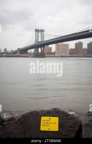 Une superbe photo de l'emblématique pont de Brooklyn, l'une des destinations touristiques les plus populaires de New York. La photo capture la grace du pont Banque D'Images