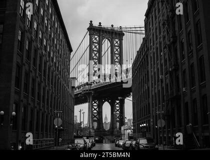 Une superbe photo de l'emblématique pont de Brooklyn, l'une des destinations touristiques les plus populaires de New York. La photo capture la grace du pont Banque D'Images