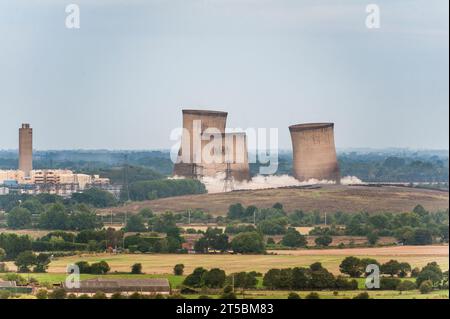 La démolition explosive des trois dernières tours de refroidissement de la centrale électrique de Didcot A le 8 août 2019 (vue depuis Wittenham Tumps, Oxfordshire, Royaume-Uni) Banque D'Images