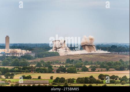 La démolition explosive des trois dernières tours de refroidissement de la centrale électrique de Didcot A le 8 août 2019 (vue depuis Wittenham Tumps, Oxfordshire, Royaume-Uni) Banque D'Images