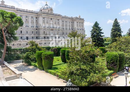 Palais royal de Madrid depuis le jardin de Sabatini (Jardines de Sabatini), Calle de Bailén, Centro, Madrid, Royaume d'Espagne Banque D'Images