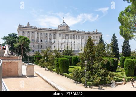 Palais royal de Madrid depuis le jardin de Sabatini (Jardines de Sabatini), Calle de Bailén, Centro, Madrid, Royaume d'Espagne Banque D'Images