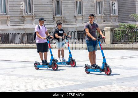 Touristes à cheval scooters électriques de location, Calle de Bailén, Centro, Madrid, Royaume d'Espagne Banque D'Images