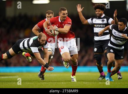 George North, du pays de Galles, échappe à l'attaque d'Alun Wyn Jones, du Barbarian, lors du match international d'automne au Principality Stadium de Cardiff. Date de la photo : Samedi 4 novembre 2023. Banque D'Images