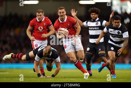 George North, du pays de Galles, échappe à l'attaque d'Alun Wyn Jones, du Barbarian, lors du match international d'automne au Principality Stadium de Cardiff. Date de la photo : Samedi 4 novembre 2023. Banque D'Images