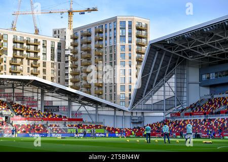 Londres, Angleterre, le 4 novembre 2023. Londres, Royaume-Uni. 04 novembre 2023. Le Gtech Community Stadium, prêt pour le match de Premier League entre Brentford et West Ham United au Gtech Community Stadium, Londres, Angleterre, le 4 novembre 2023. Photo de Phil Hutchinson. Usage éditorial uniquement, licence requise pour un usage commercial. Aucune utilisation dans les Paris, les jeux ou les publications d'un seul club/ligue/joueur. Crédit : UK Sports pics Ltd/Alamy Live News Banque D'Images