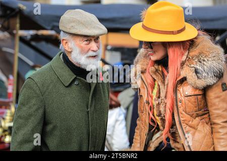 Londres, Royaume-Uni. 04 novembre 2023. SAR le Prince Michael de Kent, président de l'ACFC depuis 1972, fait une promenade autour du Concours et admire certaines des belles voitures de vétéran. Plus d'une centaine de voitures vétérans d'avant 1905 sont exposées dans l'événement vitrine à côté de James's Palace, avec un aperçu de la RM Sotheby's London to Brighton Veteran car Run dimanche. Crédit : Imageplotter/Alamy Live News Banque D'Images