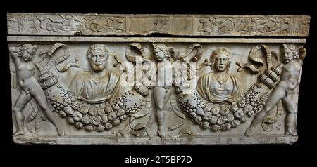 Portraits de conjoints décorés avec des masques théâtraux et des érotes sur des hippocampes, Cupids, ancien sarcophage romain exposé au 1e siècle après JC Musée archéologique national de Naples Italie. Banque D'Images