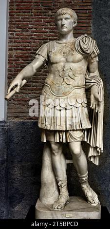 Jeune prince de la famille Julio Claudian, identifié comme l'empereur Caligula, Rome Minturnes romaines, zone de l'amphithéâtre 1e- 2e siècle après JC Musée archéologique national de Naples Italie. Banque D'Images