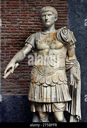 Jeune prince de la famille Julio Claudian, identifié comme l'empereur Caligula, Rome Minturnes romaines, zone de l'amphithéâtre 1e- 2e siècle après JC Musée archéologique national de Naples Italie. Banque D'Images