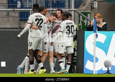 Sinsheim, Allemagne. 04 novembre 2023. Football : Bundesliga, TSG 1899 Hoffenheim - Bayer Leverkusen, Journée 10, PreZero Arena. Le buteur de Leverkusen Florian Wirtz (M) célèbre le but 0:1 avec ses coéquipiers. Crédit : Uwe Anspach/dpa - NOTE IMPORTANTE: conformément aux règlements de la Ligue allemande de football DFL et de la Fédération allemande de football DFB, il est interdit d'utiliser ou de faire utiliser des photographies prises dans le stade et/ou du match sous forme d'images séquentielles et/ou de séries de photos de type vidéo./dpa/Alamy Live News Banque D'Images