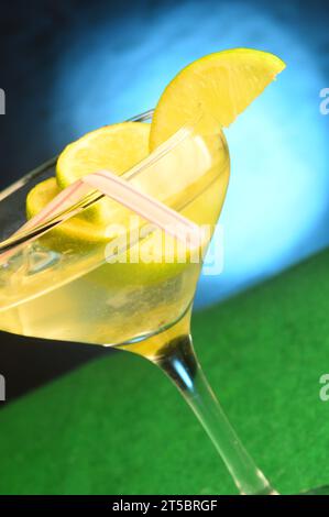 Caipirinha, un cocktail traditionnel brésilien, décoré avec une tranche de citron Banque D'Images