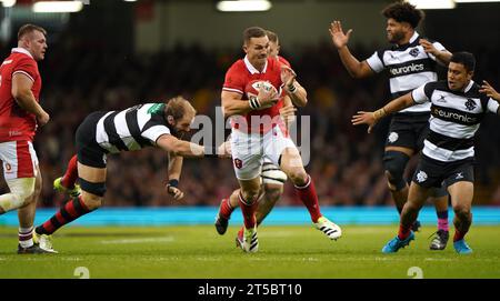 George North, du pays de Galles, échappe à l'attaque d'Alun Wyn Jones, du Barbarian, lors du match international d'automne au Principality Stadium de Cardiff. Date de la photo : Samedi 4 novembre 2023. Banque D'Images