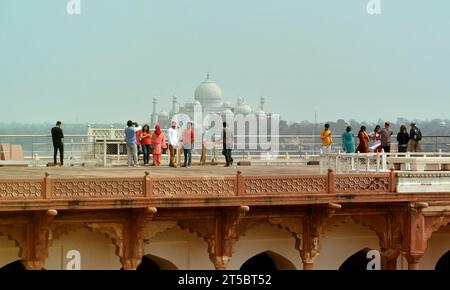 Agra, Inde - 13 novembre 2022 : vue depuis le fort Rouge d'Agra sur un groupe de personnes devant le panorama du complexe Taj Mahal Banque D'Images