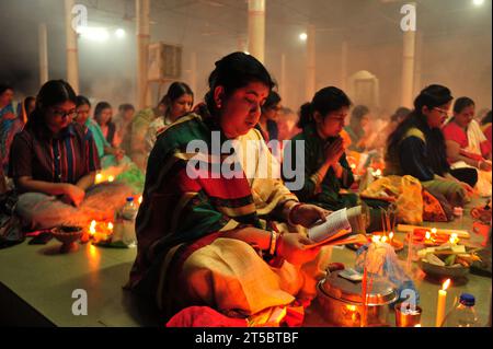 Sylhet, Bangladesh. 04 novembre 2023. Les dévots hindous sont assis ensemble sur le sol d'un temple pour observer le festival Rakher Upobash dans le temple Loknath à Sylhet, au Bangladesh. Lokenath Brahmachari qui est appelé Baba Lokenath était un saint hindou du 18e siècle et philosophe au Bengale. Le 04 novembre 2023 Sylhet, Bangladesh (photo de MD Rafayat Haque Khan / crédit : EYEPIX Group / Alamy Live News Banque D'Images