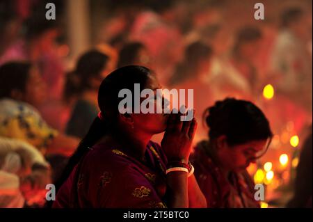 Sylhet, Bangladesh. 04 novembre 2023. Les dévots hindous sont assis ensemble sur le sol d'un temple pour observer le festival Rakher Upobash dans le temple Loknath à Sylhet, au Bangladesh. Lokenath Brahmachari qui est appelé Baba Lokenath était un saint hindou du 18e siècle et philosophe au Bengale. Le 04 novembre 2023 Sylhet, Bangladesh (photo de MD Rafayat Haque Khan / crédit : EYEPIX Group / Alamy Live News Banque D'Images