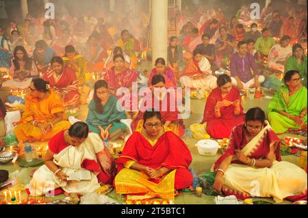 Sylhet, Bangladesh. 04 novembre 2023. Les dévots hindous sont assis ensemble sur le sol d'un temple pour observer le festival Rakher Upobash dans le temple Loknath à Sylhet, au Bangladesh. Lokenath Brahmachari qui est appelé Baba Lokenath était un saint hindou du 18e siècle et philosophe au Bengale. Le 04 novembre 2023 Sylhet, Bangladesh (photo de MD Rafayat Haque Khan / crédit : EYEPIX Group / Alamy Live News Banque D'Images