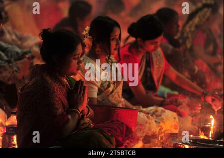 Sylhet, Bangladesh. 04 novembre 2023. Les dévots hindous sont assis ensemble sur le sol d'un temple pour observer le festival Rakher Upobash dans le temple Loknath à Sylhet, au Bangladesh. Lokenath Brahmachari qui est appelé Baba Lokenath était un saint hindou du 18e siècle et philosophe au Bengale. Le 04 novembre 2023 Sylhet, Bangladesh (photo de MD Rafayat Haque Khan / crédit : EYEPIX Group / Alamy Live News Banque D'Images