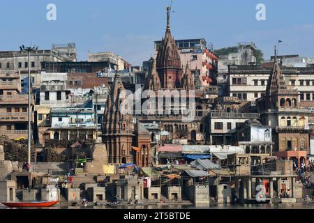 VARANASI, INDE - 13 novembre 2022 : vue d'un bateau glisse dans l'eau sur le fleuve Gange le long de la rive de Varanasi. Banque D'Images