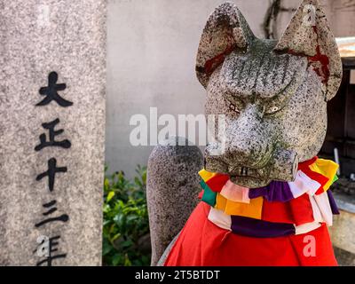 Japon, Kyushu, Fukuoka, Hakata. Guardian Fox (Kitsune) au sanctuaire Shinto de Kushida. Banque D'Images