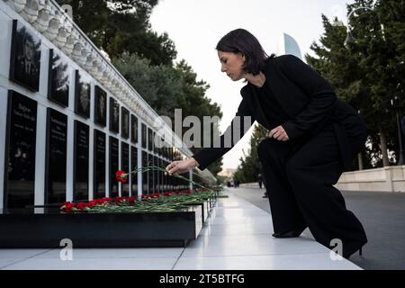 Bakou, Azerbaïdjan. 04 novembre 2023. Annalena Baerbock (Alliance 90/les Verts), ministre des Affaires étrangères, dépose un œillet sur une tombe sur le site commémoratif de l'avenue des Martyrs. Le point central du voyage est le différend entre l'Arménie et l'Azerbaïdjan au sujet de la région du Haut-Karabakh. Crédit : Hannes P. Albert/dpa/Alamy Live News Banque D'Images