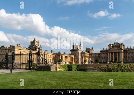 Palais de Blenheim site du patrimoine mondial vu de la forme à l'extérieur de la Grande Cour Banque D'Images