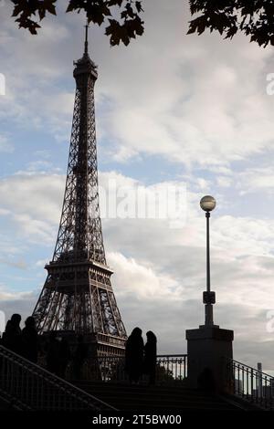 Silhouettes devant la Tour Eiffel au crépuscule Banque D'Images