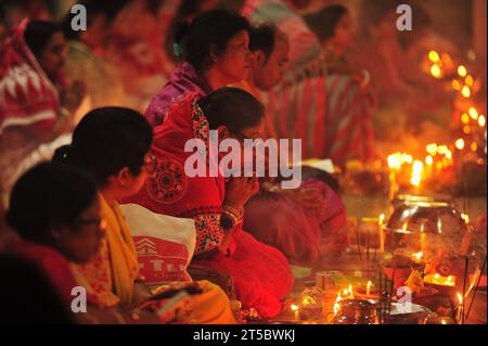 04 novembre 2023 Sylhet-Bangladesh : les dévots hindous s'assoient ensemble sur le sol d'un temple pour observer le festival Rakher Upobash dans le temple Loknath à Sylhet, Bangladesh. Lokenath Brahmachari qui est appelé Baba Lokenath était un saint hindou du 18e siècle et philosophe au Bengale. Le 04 novembre 2023 Sylhet, Bangladesh (crédit image : © MD Rafayat Haque Khan/eyepix via ZUMA Press Wire) USAGE ÉDITORIAL SEULEMENT! Non destiné à UN USAGE commercial ! Banque D'Images