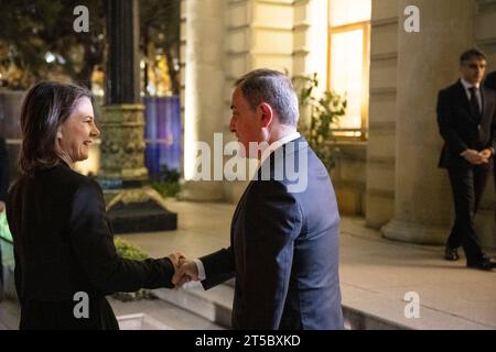 Bakou, Azerbaïdjan. 04 novembre 2023. Annalena Baerbock (Alliance 90/les Verts, l), ministre fédérale des Affaires étrangères, est accueillie par Jeyhun Bayramov (r), ministre des Affaires étrangères de la République d'Azerbaïdjan, au ministère azerbaïdjanais des Affaires étrangères. Le point central du voyage est le différend entre l'Arménie et l'Azerbaïdjan au sujet de la région du Haut-Karabakh. Crédit : Hannes P. Albert/dpa/Alamy Live News Banque D'Images