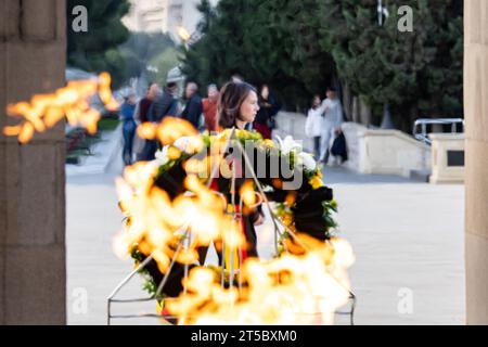 Bakou, Azerbaïdjan. 04 novembre 2023. Annalena Baerbock (Alliance 90/les Verts), ministre fédérale des Affaires étrangères, se tient devant la couronne devant le mémorial de l'Avenue des Martyrs. Le point central du voyage est le différend entre l'Arménie et l'Azerbaïdjan au sujet de la région du Haut-Karabakh. Crédit : Hannes P. Albert/dpa/Alamy Live News Banque D'Images