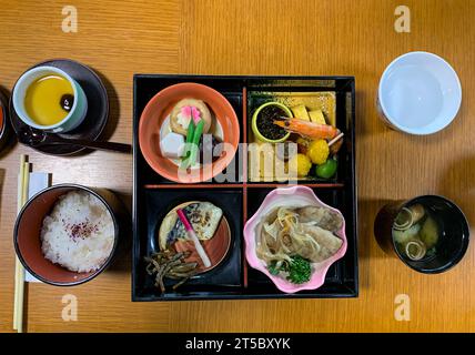 Japon, Kyushu. Déjeuner. Poisson, crevettes, riz, tofu, légumes, algues. Banque D'Images