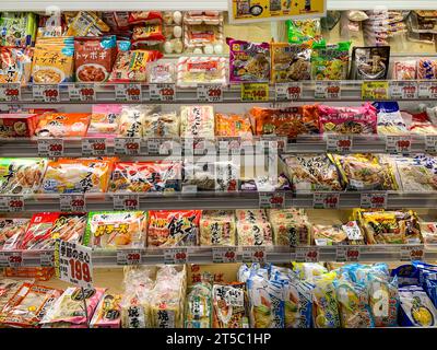 Japon, Kyushu, IMI. Petite épicerie, collations et plats cuisinés. Banque D'Images