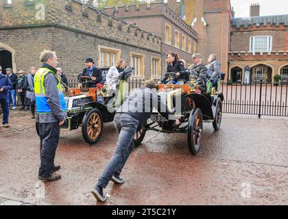 Londres, Royaume-Uni. 04 novembre 2023. Cliff Jowsey et sa famille conduisent leur Renault 1902 au Concours et sont aidés dans leur place, St James Palace en arrière-plan. Plus d'une centaine de voitures anciennes d'avant 1905 sont exposées dans l'événement vitrine à côté de James's Palace, avec un aperçu de la RM Sotheby's London to Brighton Run dimanche. Crédit : Imageplotter/Alamy Live News Banque D'Images