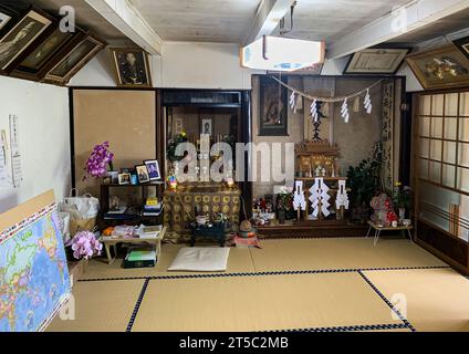 Japon, Kyushu. Autel familial honorant les ancêtres à gauche, Shinto Shrine à droite. Banque D'Images