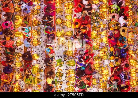 Dhaka, Bangladesh. 4 novembre 2023. Les dévots hindous s'assoient avec Prodip (lumières) et prient Dieu pour le bien-être de la famille devant le temple Shri Shri Lokanath Brahmachari Ashram, Swamibag, Dhaka pendant le Kartik Brati ou Rakher Upobash, un festival religieux hindou de jeûne organisé chaque année à la dernière moitié du mois bengali Kartik. Les dévots s'assoient avec de la nourriture et des bougies et prient sincèrement le Dieu avant de rompre le jeûne. Lokenath Brahmachari qui est appelé Baba Lokenath était un saint hindou du 18e siècle et philosophe au Bengale. Les dévots de Lokenath Brahmachari prient avec lumière pour sauver leur famille Banque D'Images