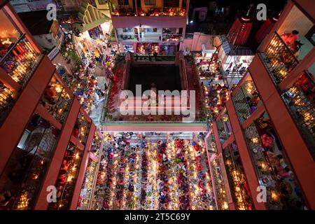 Dhaka, Bangladesh. 4 novembre 2023. Les dévots hindous s'assoient avec Prodip (lumières) et prient Dieu pour le bien-être de la famille devant le temple Shri Shri Lokanath Brahmachari Ashram, Swamibag, Dhaka pendant le Kartik Brati ou Rakher Upobash, un festival religieux hindou de jeûne organisé chaque année à la dernière moitié du mois bengali Kartik. Les dévots s'assoient avec de la nourriture et des bougies et prient sincèrement le Dieu avant de rompre le jeûne. Lokenath Brahmachari qui est appelé Baba Lokenath était un saint hindou du 18e siècle et philosophe au Bengale. Les dévots de Lokenath Brahmachari prient avec lumière pour sauver leur famille Banque D'Images