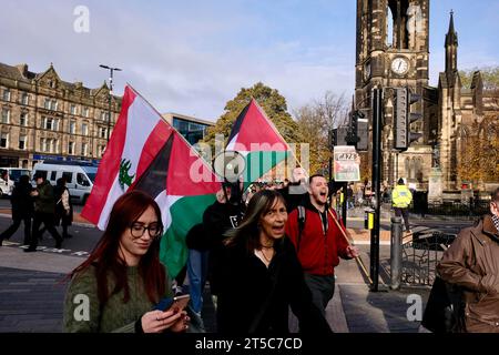 Newcastle, Royaume-Uni. 04 novembre 2023. Les gens descendent dans les rues de Newcastle dans le cadre de la campagne de solidarité palestinienne Marche du centre civique au monument gris au centre-ville de Newcastle, Newcastle, Royaume-Uni, le 4 novembre 2023 (photo de Martin Hurton/News Images) à Newcastle, Royaume-Uni, le 11/4/2023. (Photo de Martin Hurton/News Images/Sipa USA) crédit : SIPA USA/Alamy Live News Banque D'Images