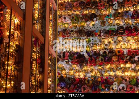 Dhaka, Bangladesh. 4 novembre 2023. Les dévots hindous s'assoient avec Prodip (lumières) et prient Dieu pour le bien-être de la famille devant le temple Shri Shri Lokanath Brahmachari Ashram, Swamibag, Dhaka pendant le Kartik Brati ou Rakher Upobash, un festival religieux hindou de jeûne organisé chaque année à la dernière moitié du mois bengali Kartik. Les dévots s'assoient avec de la nourriture et des bougies et prient sincèrement le Dieu avant de rompre le jeûne. Lokenath Brahmachari qui est appelé Baba Lokenath était un saint hindou du 18e siècle et philosophe au Bengale. Les dévots de Lokenath Brahmachari prient avec lumière pour sauver leur famille Banque D'Images